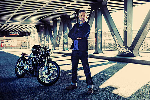Business Portrait Mann Motorrad Outdoor On location Berlin Hamburg